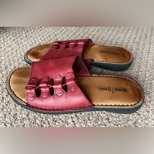 Minnetonka Red Leather Slide Sandals Comfort Cushion - Women’s size 9